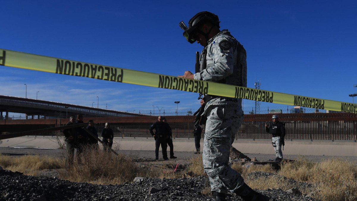 Integrantes de la policía estatal y la Guardia nacional participan en el operativo ‘Operación Frontera Norte’ en las inmediaciones del Río Bravo este lunes, en Ciudad Juárez (México).