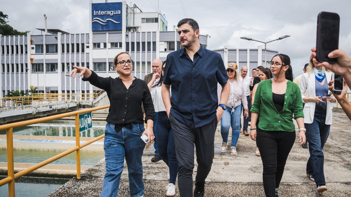 El alcalde realiza un recorrido en el evento.