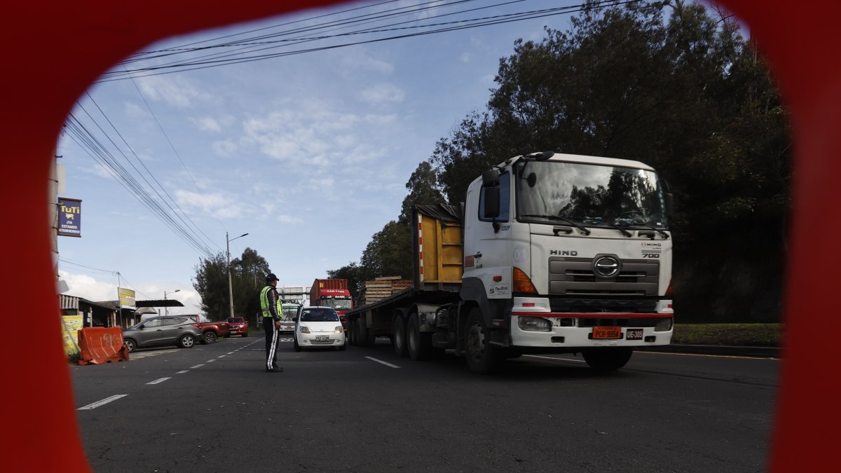 Se refuerza la seguridad vial en Quito con la instalación de nuevas barreras jersey en la Ruta Viva