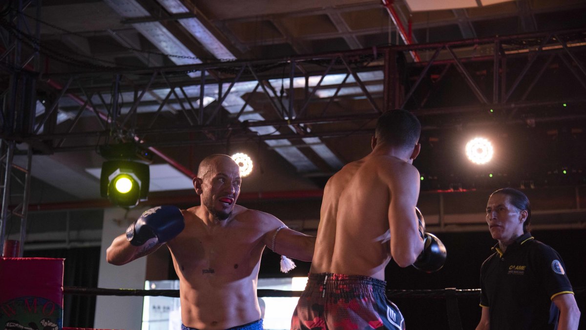 Roberto Veintimilla (i) enfrentó a Jefferson Cagua en la división de los 70 kilogramos durante uno de sus últimos combates en el FightCup de la ciudad de Quito.