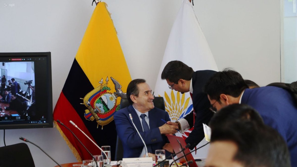 El presidente de la mesa, Fernando Cedeño, y el asambleísta Leonardo Berrezueta; ambos del correísmo.