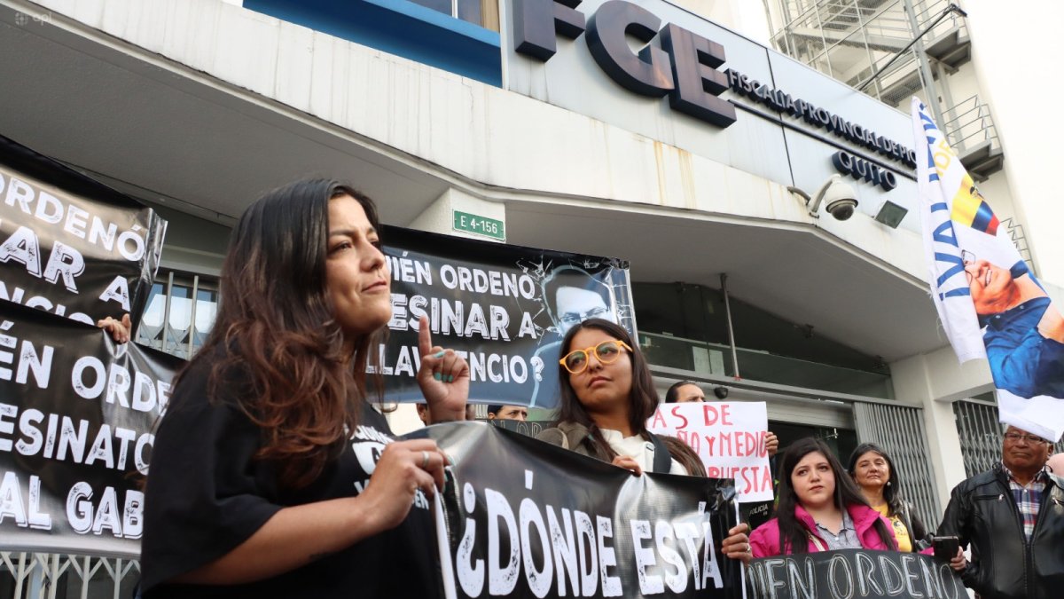 Las hijas de Fernando Villavicencio, familiares y amigos, realizaron un plantón en los exteriores de la Fiscalía de Pichincha, en Quito.