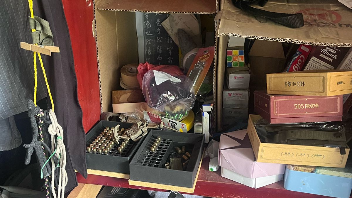 Policía detuvo extranjero chino con armamento militar