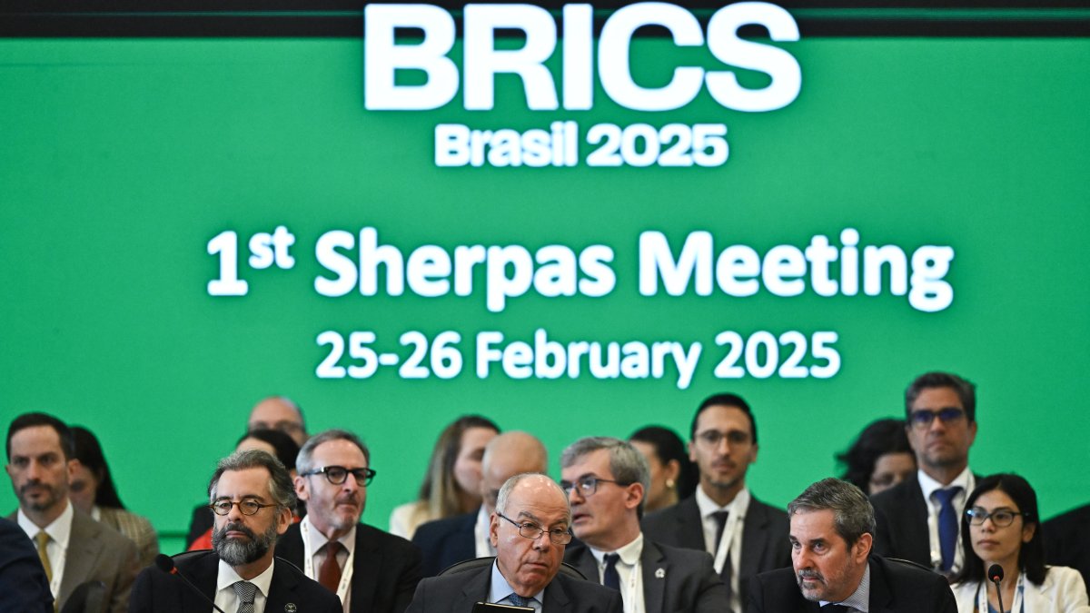 El ministro de Relaciones Exteriores de Brasil, Mauro Vieira (c), participa durante la primera reunión de jefes negociadores del grupo BRICS, en Brasilia (Brasil).