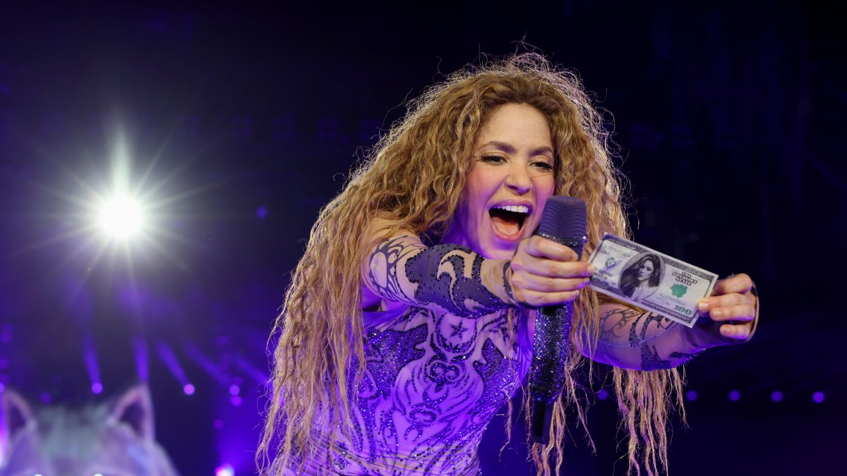Shakira en su show de Las Mujeres Ya No Lloran en Barranquilla, Colombia.