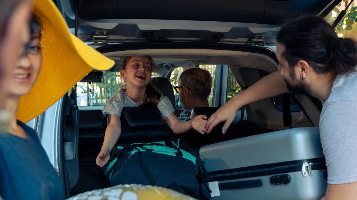 Expertos recomiendan que al viajar las maletas se distribuyan según el peso en el vehículo.