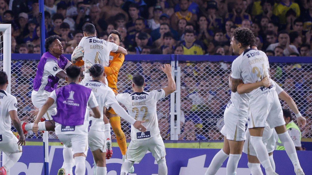 Jugadores de Alianza celebran su victoria en el partido de la segunda ronda de la Copa Libertadores entre Boca Juniors y Alianza Lima en el estadio La Bombonera en Buenos Aires (Argentina).