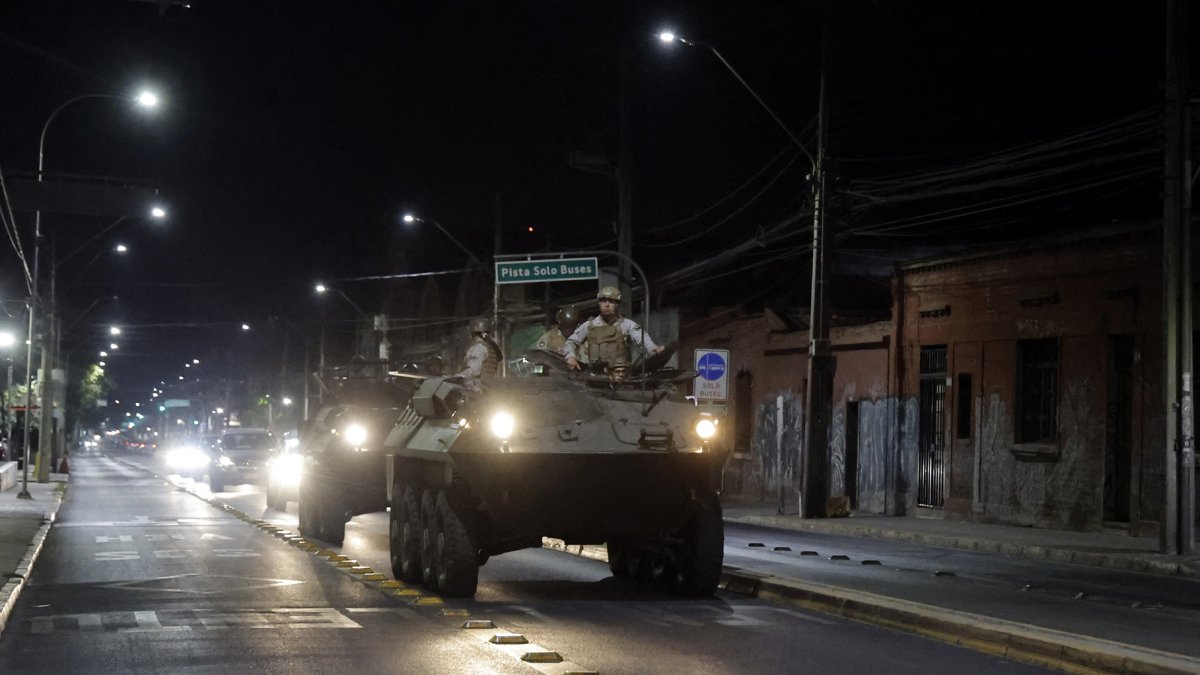 Soldados del ejército en un vehículo militar patrullan una calle durante un estado de emergencia luego de un apagón en Santiago el 26 de febrero de 2025.
