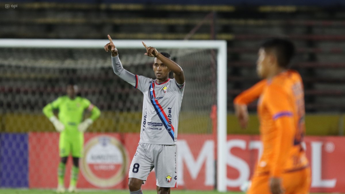 Fidel Martínez en una de sus últimas apariciones como delantero de El Nacional.