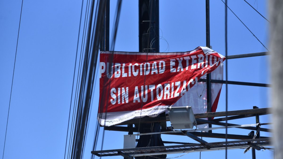 Más de 800 vallas en Quito no tienen permisos.