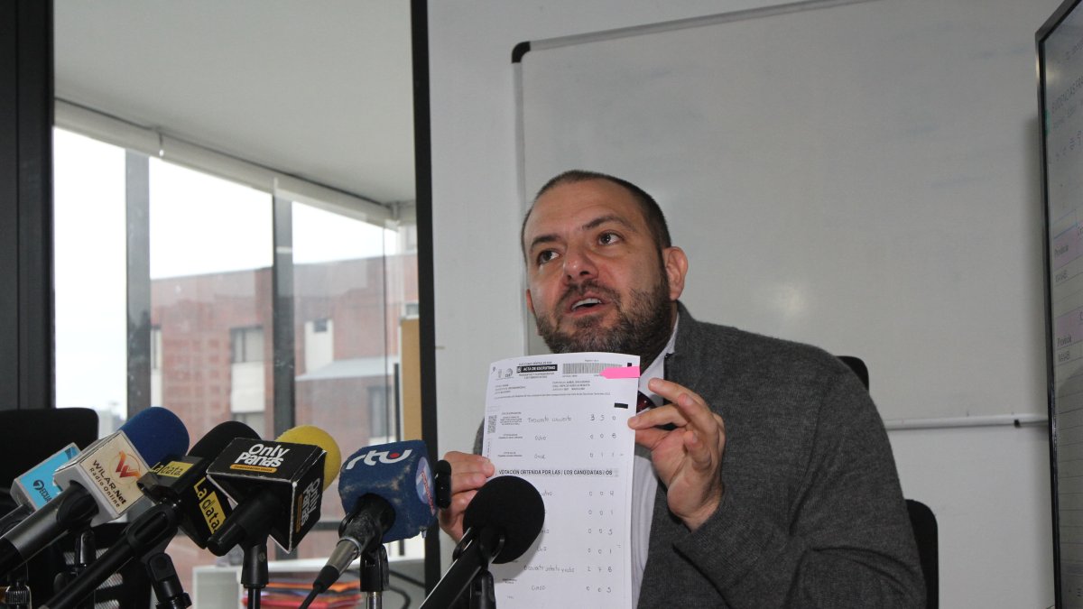 Juan Esteban Guarderas denuncia presunto fraude electoral en rueda de prensa.
