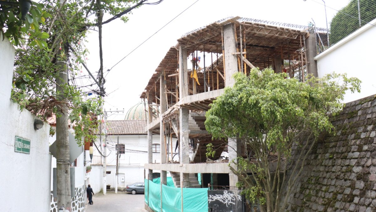 Suspenden obra en Guápulo por posible daño al patrimonio cultural e histórico.