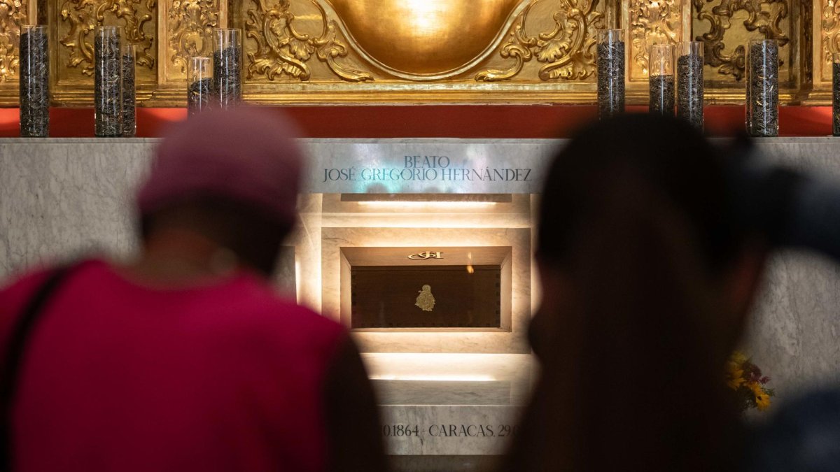Un altar del beato José Gregorio Hernández durante una misa en la iglesia Santuario Nuestra Señora De La Candelaria, este martes, en Caracas (Venezuela).