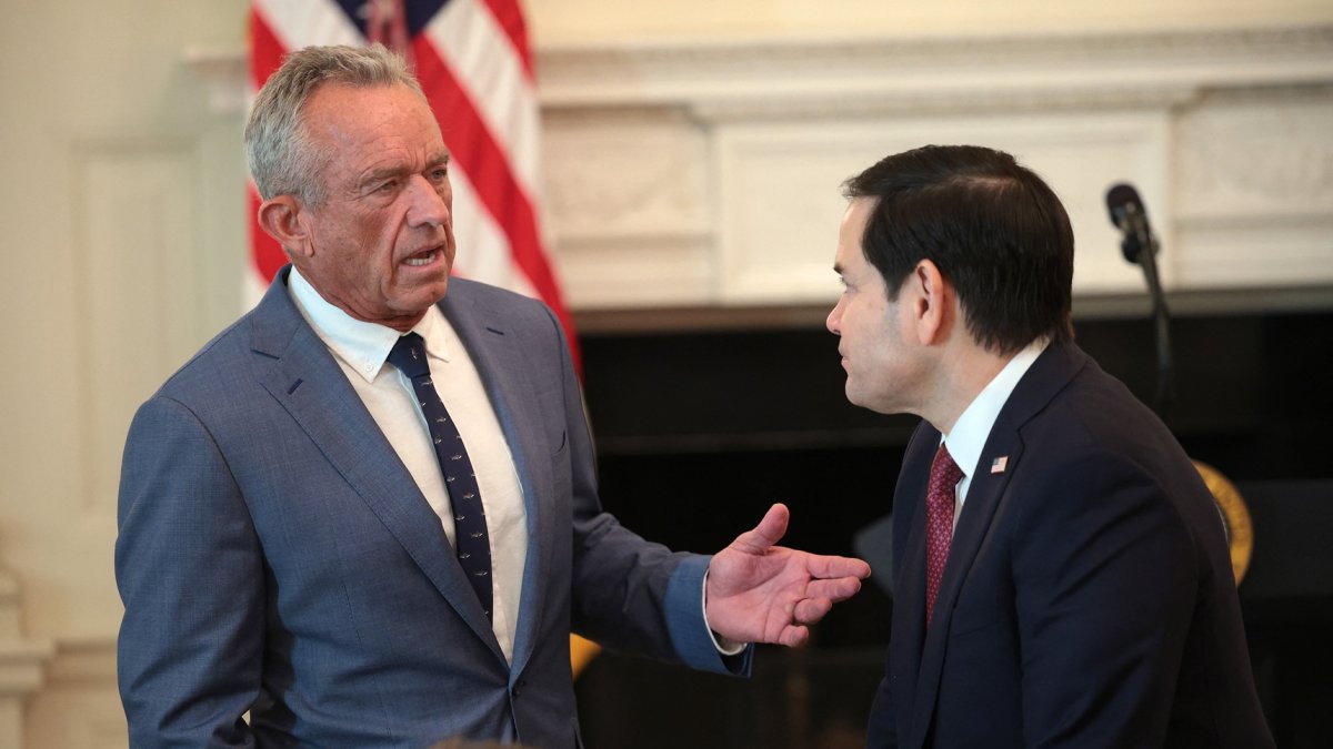 El secretario de Salud, Robert F. Kennedy Jr., habla con el gobernador Josh Shapiro (demócrata por Pensilvania) durante una reunión en la Casa Blanca.