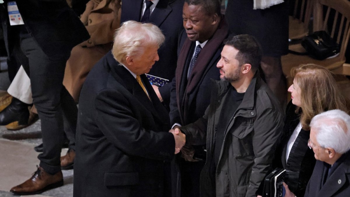 París. El presidente Trump saluda a su colega Volodímir Zelenski.