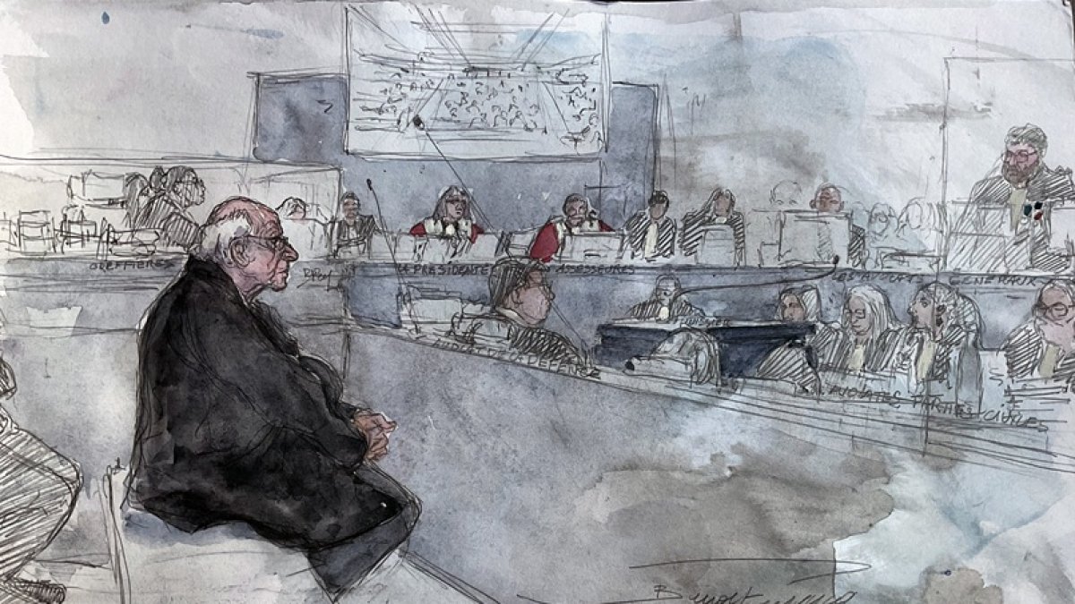 Este boceto judicial muestra al cirujano jubilado Joel Le Scouarnec durante una audiencia en el primer día de su juicio en el Tribunal Penal de Vannes.