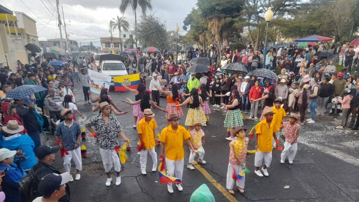 Desfiles, comparsas y danzantes recorrieron las calles de Checa.