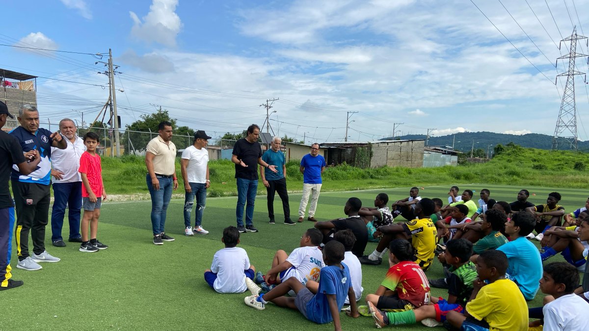 Niños y jóvenes de una escuela del populoso sector de Guayaquil fueron visitados por exjugadores para olvidar carencias y necesidades