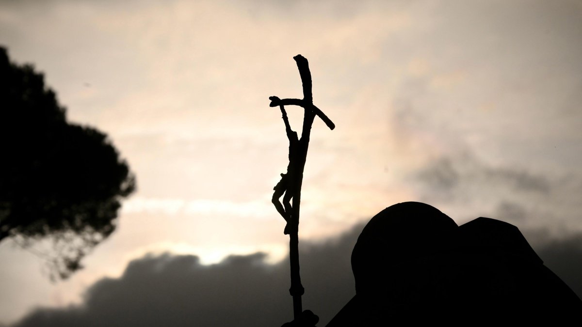 Las nubes se agolpan en el cielo mientras los fieles rezan al pie de la estatua del fallecido Papa Juan Pablo II frente al Hospital Agostino Gemelli, donde está hospitalizado el Papa Francisco, en Roma, Italia, 26 de febrero de 2025.