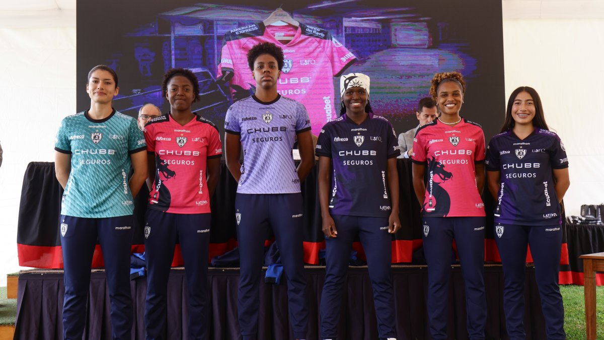 Algunas de las jugadoras y nuevos refuerzos, durante el evento de la camiseta y plantilla en la Universidad San Francisco de Quito, ubicada en Cumbayá.