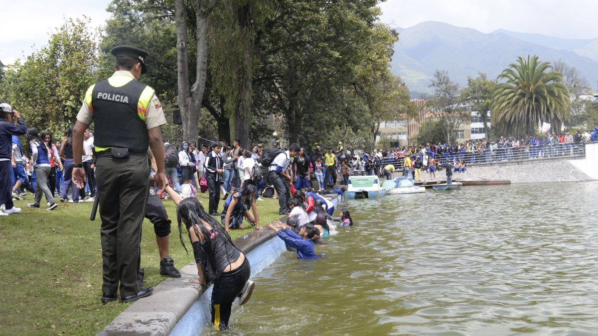 Las lagunas de los parques Alameda (centro) y Carolina (norte) permanecerán
cerrados desde este jueves, 27 de febrero para evitar que estudiantes jueguen carnaval