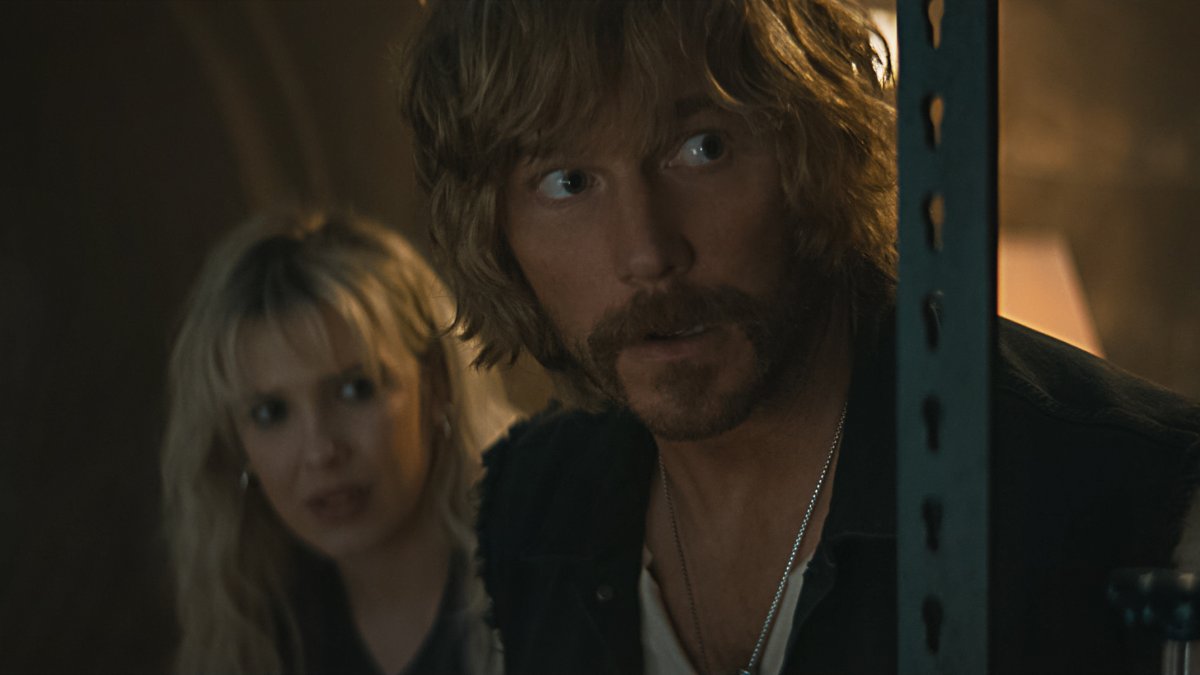 Michelle (Millie Bobby Brown) y Keats (Chris Pratt) en The Electric State.