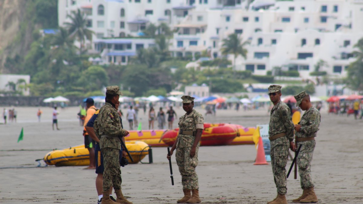 Militares patrullan una de las playas de Esmeraldas.