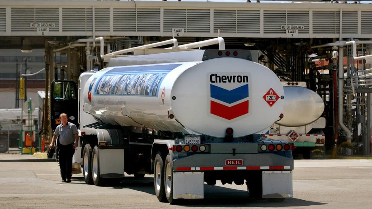 Un camión cisterna de la empresa Chevron.