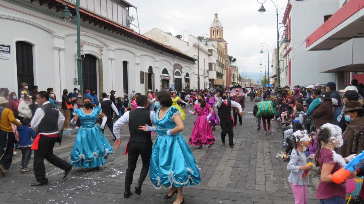 Distracción. Desfiles con vestimenta típica reciben a los visitantes en Chimborazo.