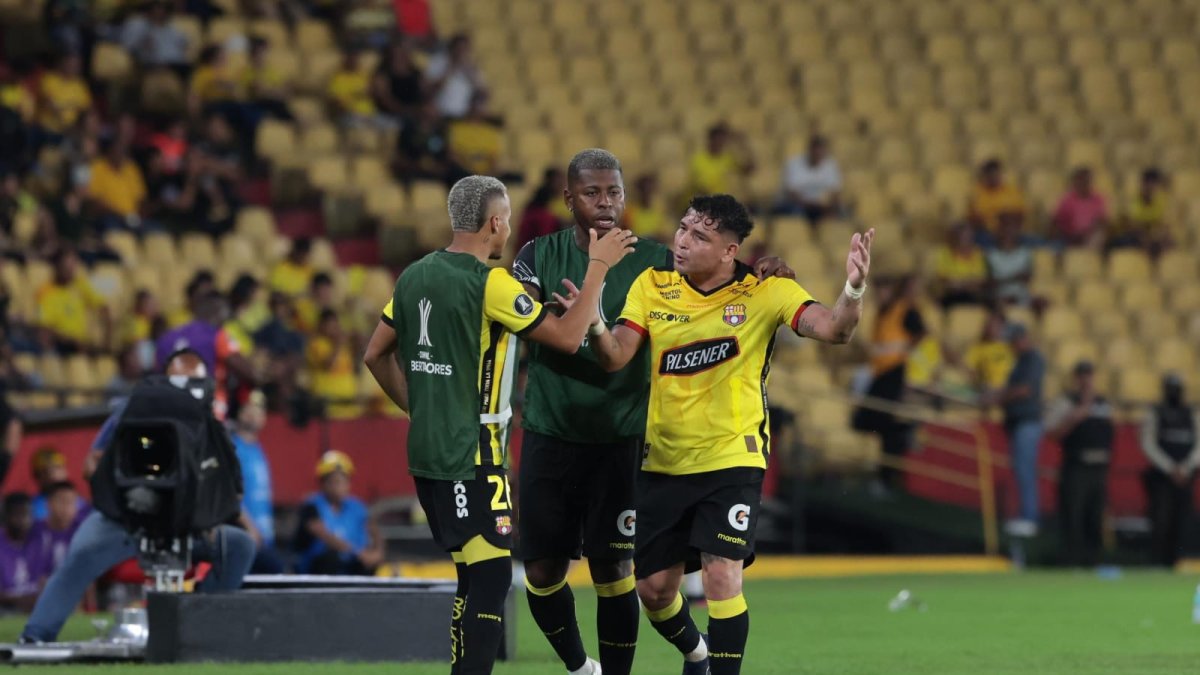Mario Pineida (d) fue expulsado en el partido de Barcelona ante El Nacional por la fase 2 de Copa Libertadores