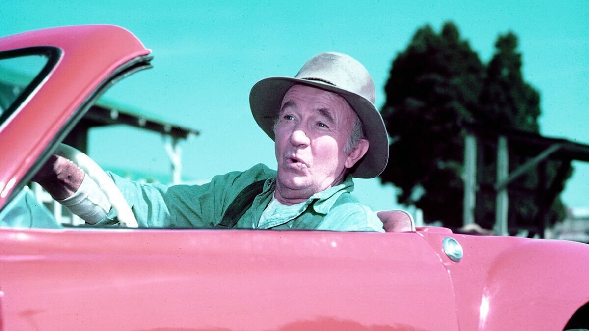 Fue el primero en recibir el Óscar como actor de reparto y el más premiado de la historia en esa categoría.