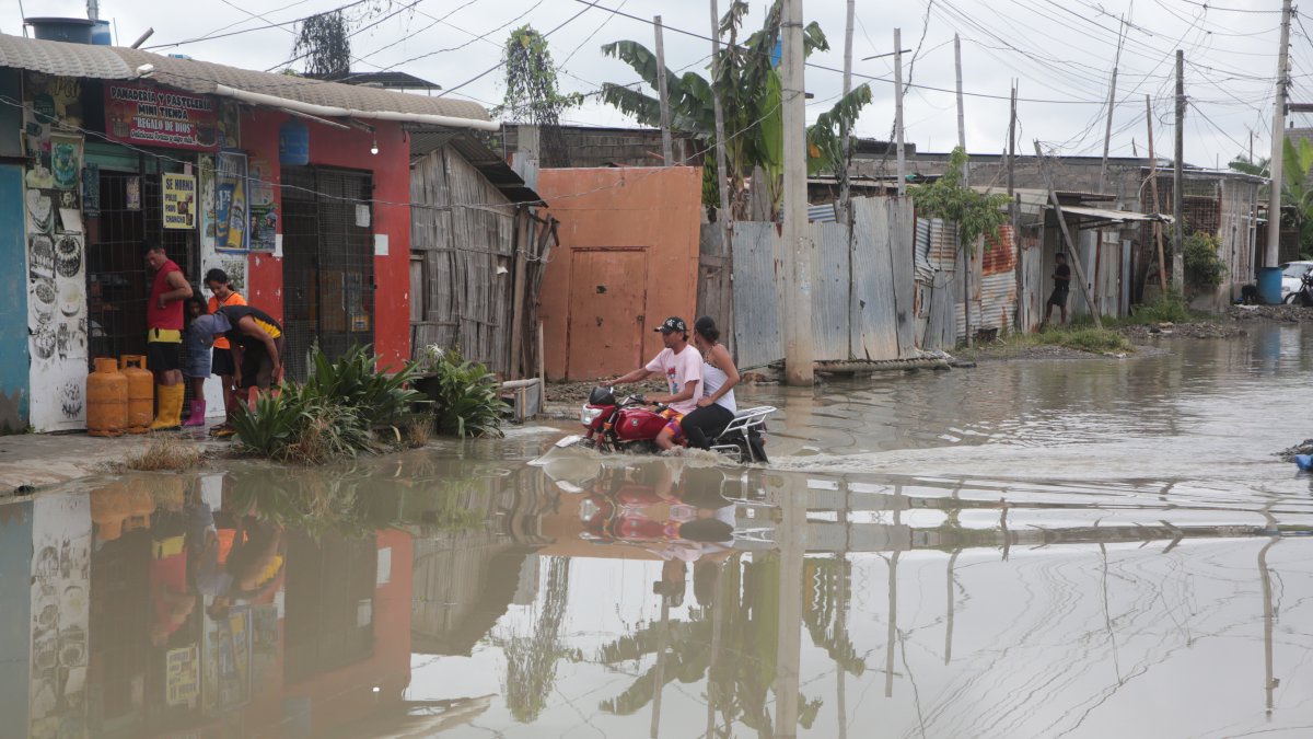 Inundación. En la calle 40 a veces resulta imposible movilizarse por el agua acumulada.