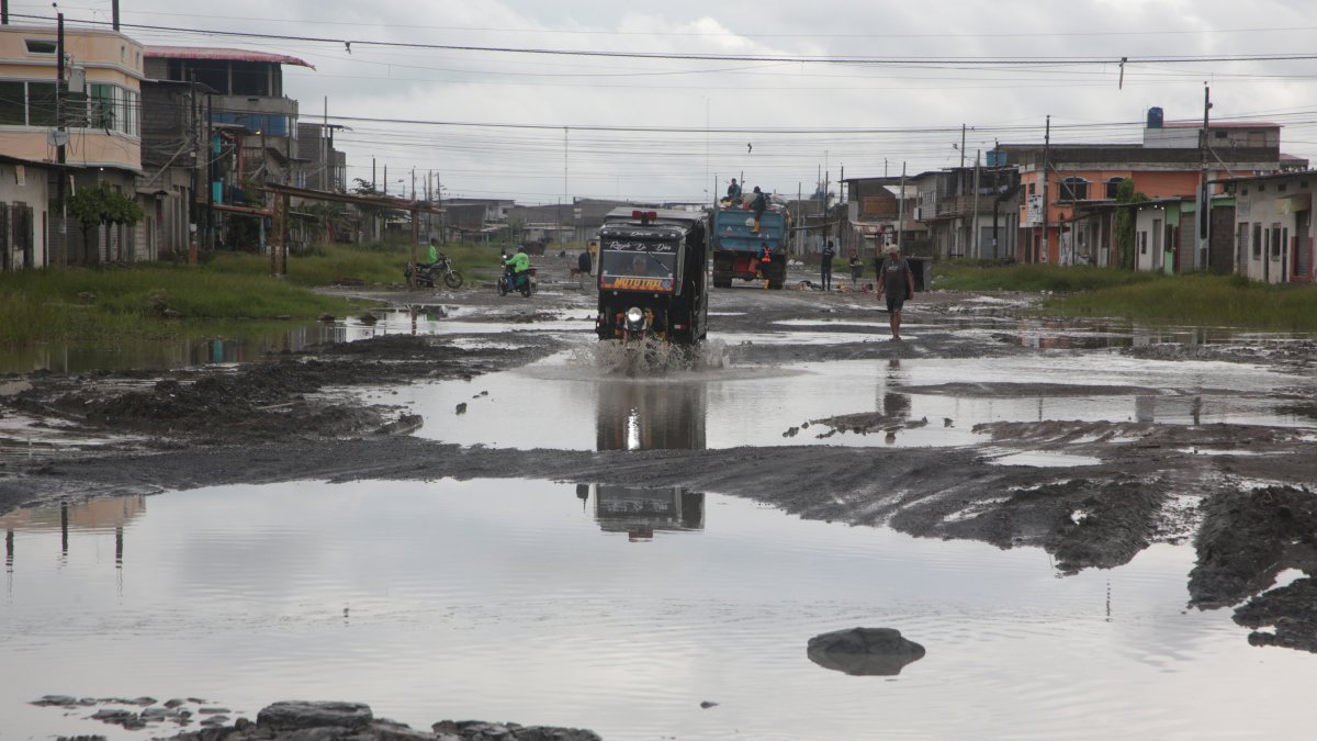 En la cooperativa Nuevos Horizontes en Durán, las clases han pasado a ser presenciales en dos planteles de la zona por los estragos causados por el invierno.