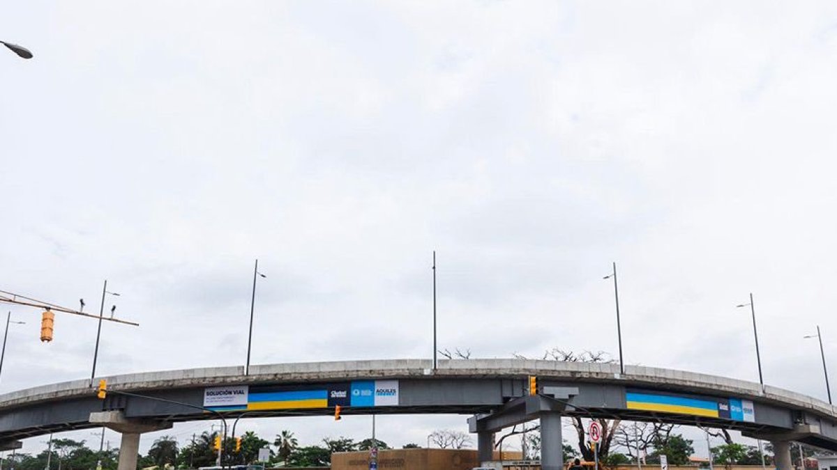 El puente de la avenida Juan Tanca Marengo, a decir de los guayaquileños, no ha logrado descongestionar el tráfico en el sector.