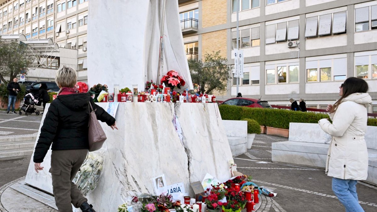 Dibujos, velas y mensajes para la recuperación del Papa Francisco se encuentran en la estatua de Juan Pablo II, afuera del Hospital Agostino Gemelli, en Roma, Italia, 27 de febrero de 2025.