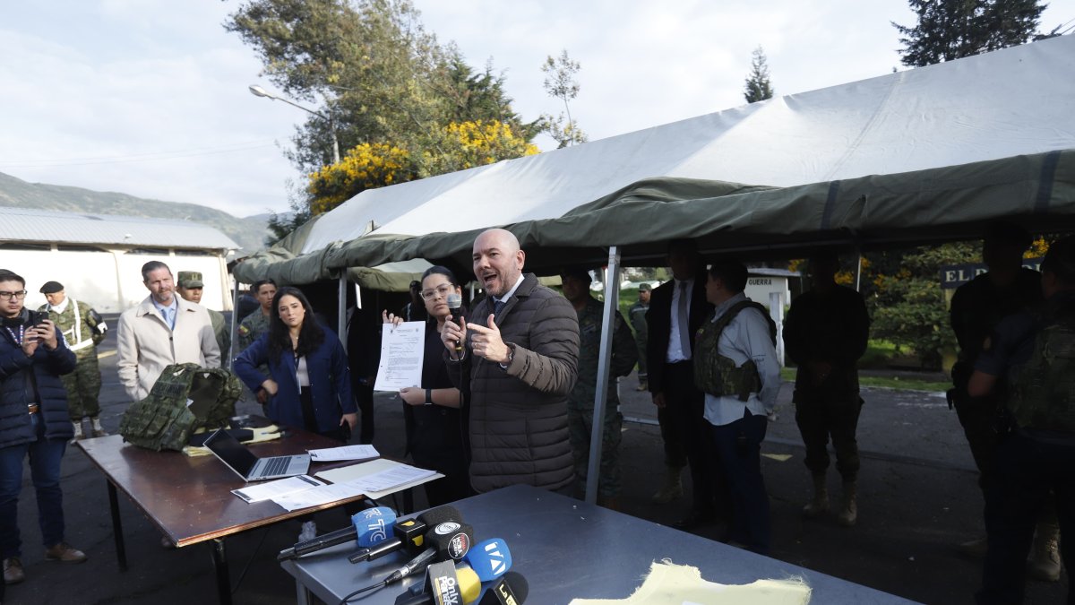 El ministro de Defensa, Giancarlo Loffredo, habló de las características y expuso los chalecos antibalas para las Fuerzas Armadas.