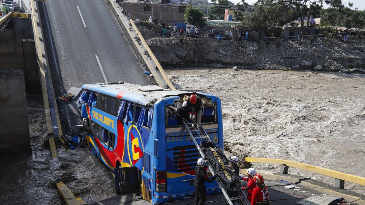 Los servicios de rescate trabajan en el lugar donde un autobús de pasajeros cayó a un río tras el colapso de un puente en Chancay, al norte de Lima, el 14 de febrero de 2025.