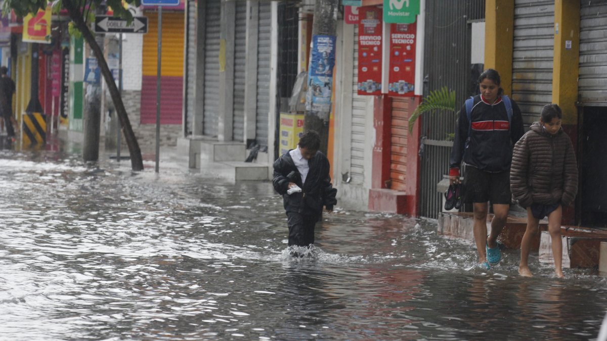 Las lluvias han colapsado algunas calles de la ciudad