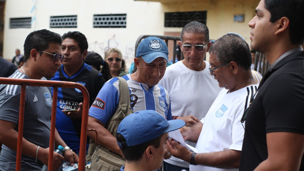 Los socios del club llegaron hasta el estadio Capwell para elegir a su nuevo presidente.