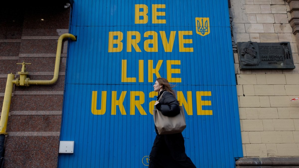 Una mujer camina por una de las calles centrales de Kiev el 27 de febrero de 2025, en medio de la invasión rusa de Ucrania.