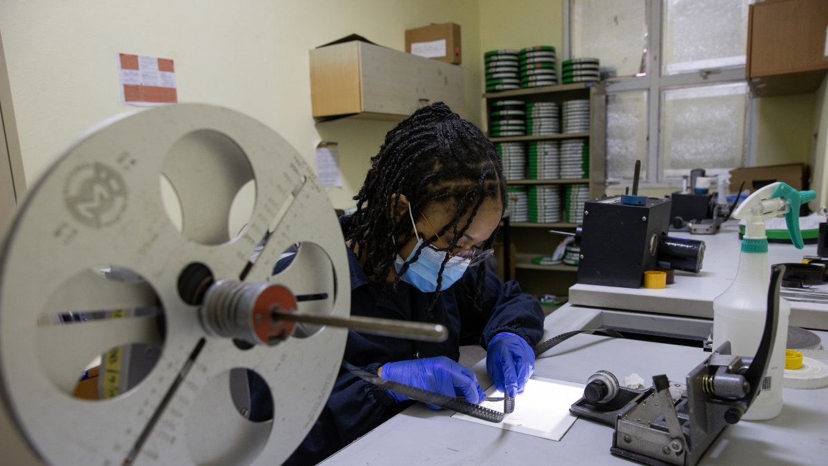 Doria Jiménez, empleada de la Cinemateca Dominicana, trabaja en el proceso de rescate y restauración de películas en el Archivo de la Nación este viernes, en Santo Domingo (República Dominicana).