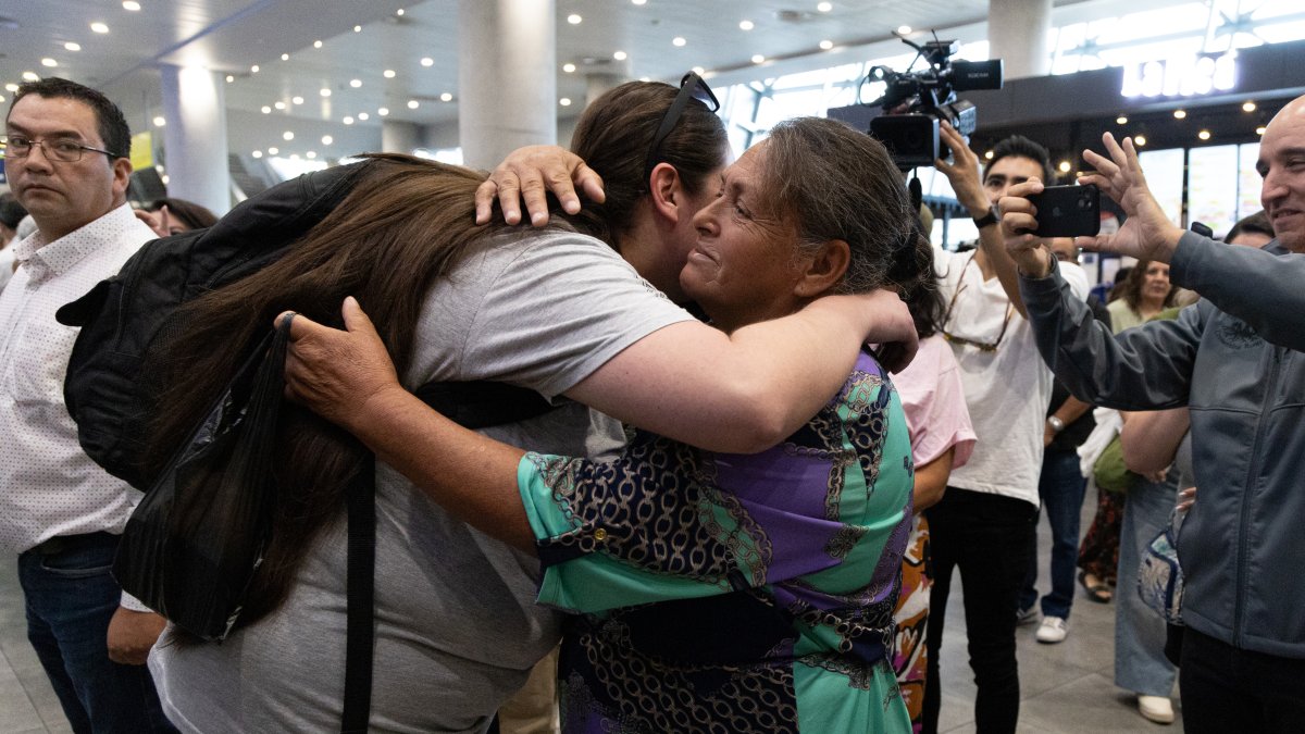 Teresa del Carmen Araya (d) abraza a su hija Jada Thiemann a su llegada al Aeropuerto Internacional Arturo Merino Benitez este 22 de febrero de 2025, en Santiago (Chile).