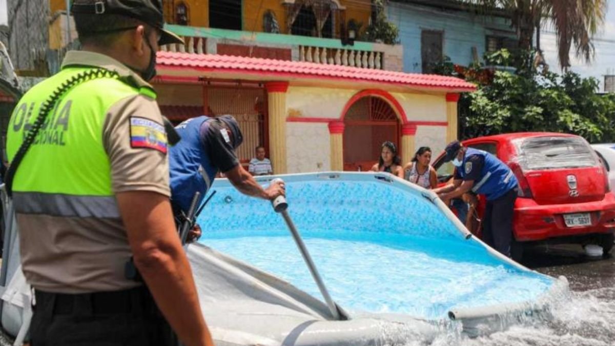 Anteriormente, se han realizado operativos en diversos sectores de Guayaquil por la instalación de piscinas en las calles.
