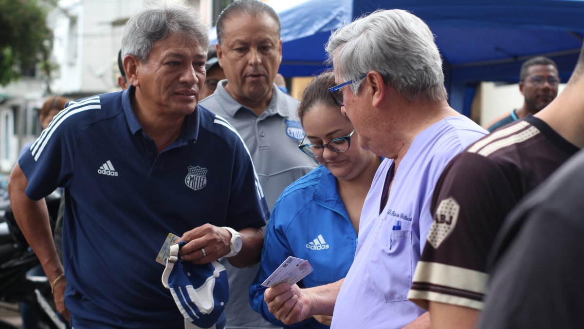 El galeno y dirigente deportivo Roberto Gilbert llegó a votar para elegir una nueva directiva el club.