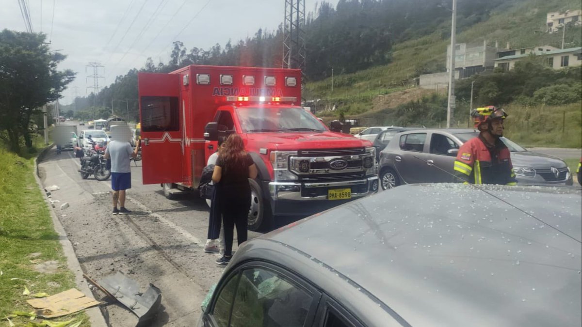 El ECU 911 informó que el siniestro involucró a tres vehículos.