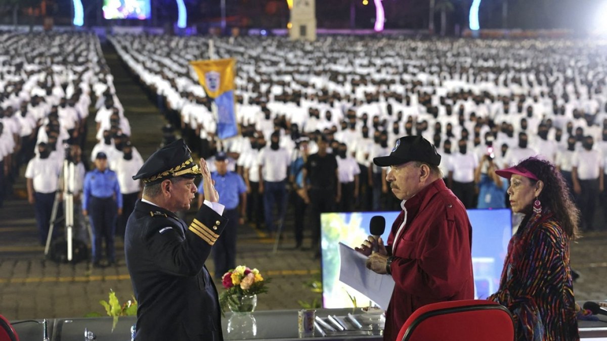 El presidente Daniel Ortega, su esposa, la vicepresidenta Rosario Murillo, y el comandante de la Policía Francisco Javier Díaz Madriz en su ceremonia de juramentación.