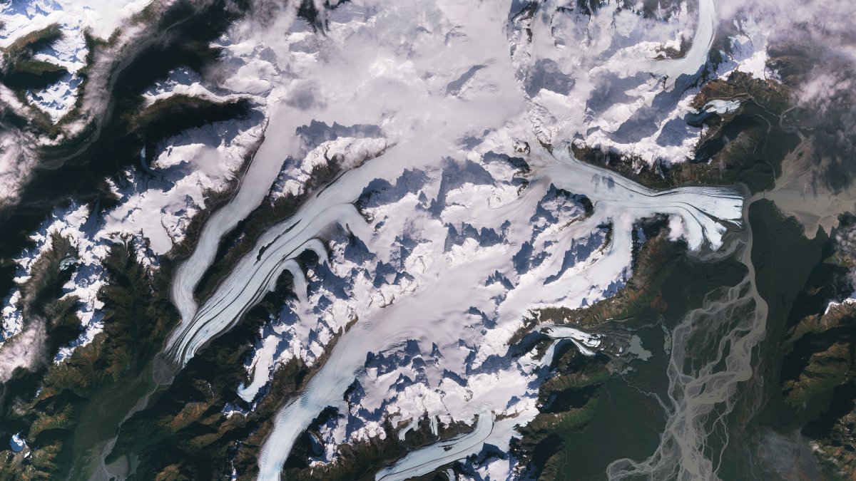 Imagen, tomada por el satélite Sentinel-2 en 2017,  que muestra el deshielo de los glaciares Scott (izquierda), Sheridan (centro) y Childs (derecha). Crédito: Copernicus Sentinel data 2017