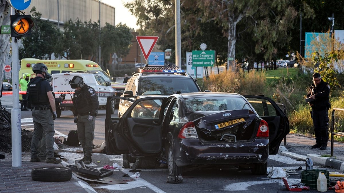 Las fuerzas de seguridad israelíes inspeccionan un vehículo en Gan Shmuel después de que, según informes, un hombre lo embistiera contra peatones en el cruce de Karkur, al sur de la ciudad de Haifa.