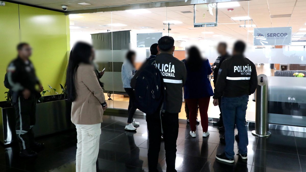 Los agentes fiscales y policiales llegaron a las instalaciones del Sercop en el norte de Quito.