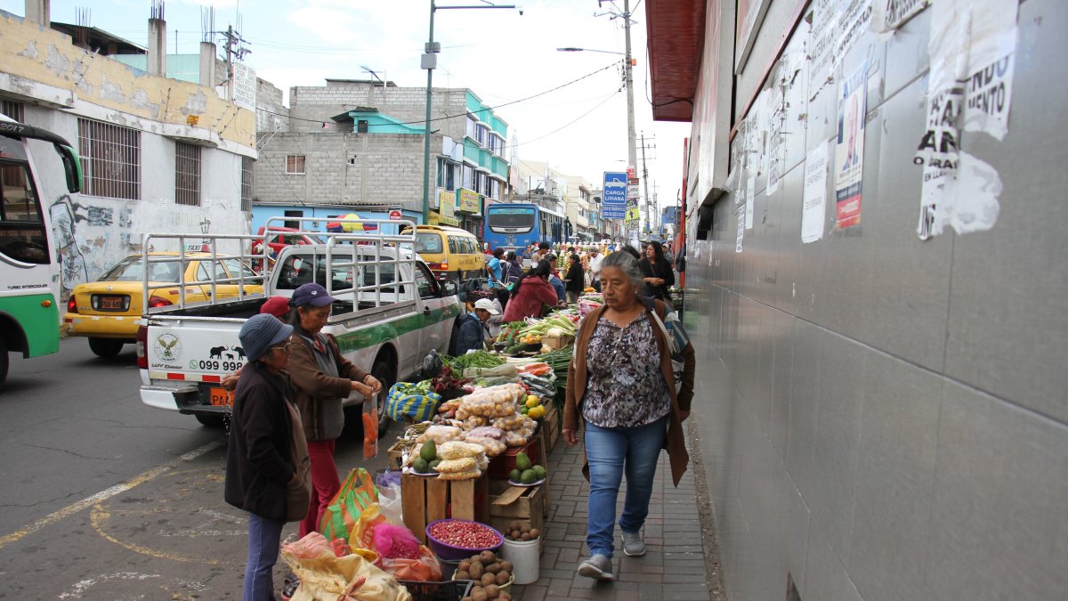 Asociaciones de comerciantes señalan que el índice de vendedores informales afuera de mercados y centros comerciales del ahorro afecta sus ganancias.